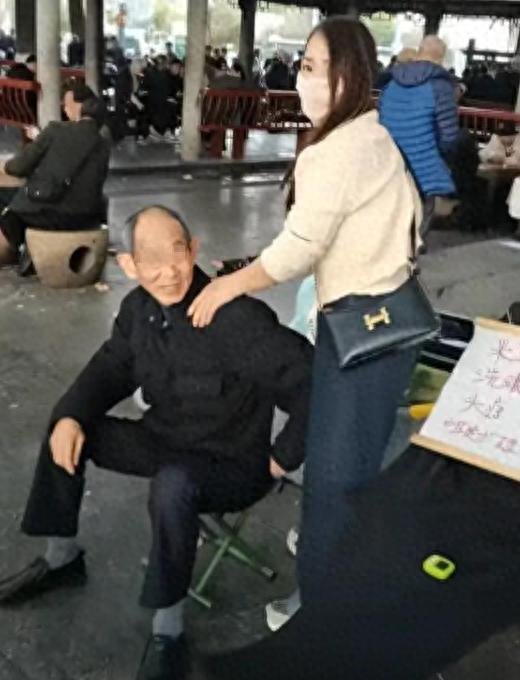 Kaiyun开云中国官网-长沙公园惊现 “老年服务圈”!低价刚需服务,姑娘边服务边唠嗑